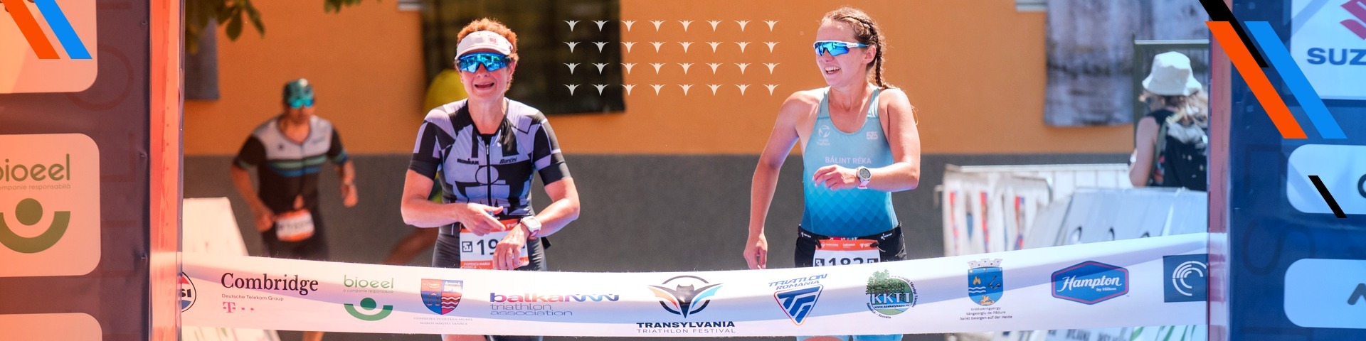 Triatloniste la linia de sosire – Triatlon distanță olimpică, Transylvania Triathlon Festival