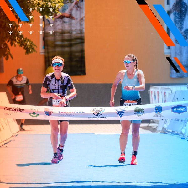 Triatloniste la linia de sosire – Triatlon distanță olimpică, Transylvania Triathlon Festival